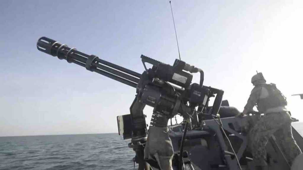 EU lanza disparos de advertencia contra navío iraní