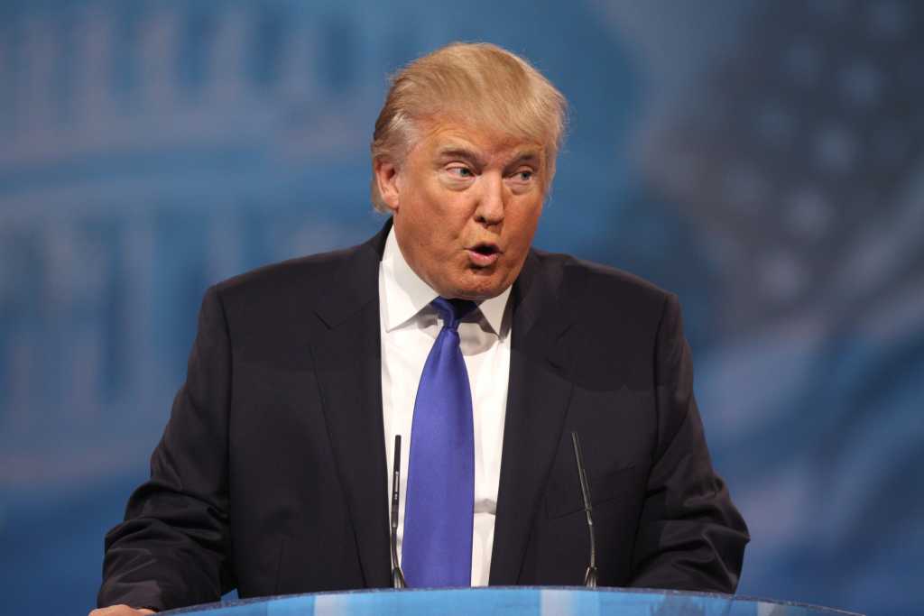 Dejan solo a Trump con el celular y Twitter la paga