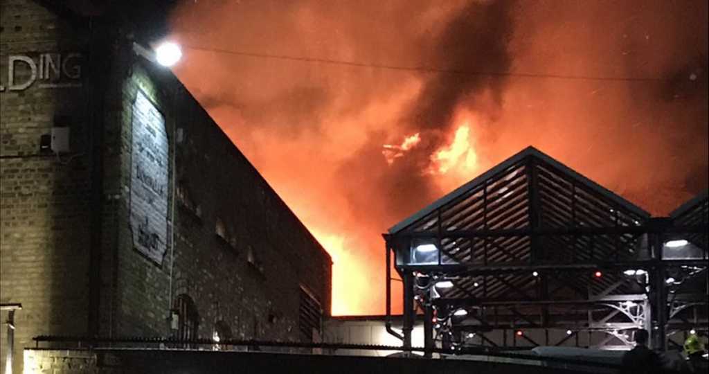 Incendio consume el mercado de Camdem Lock en Londres