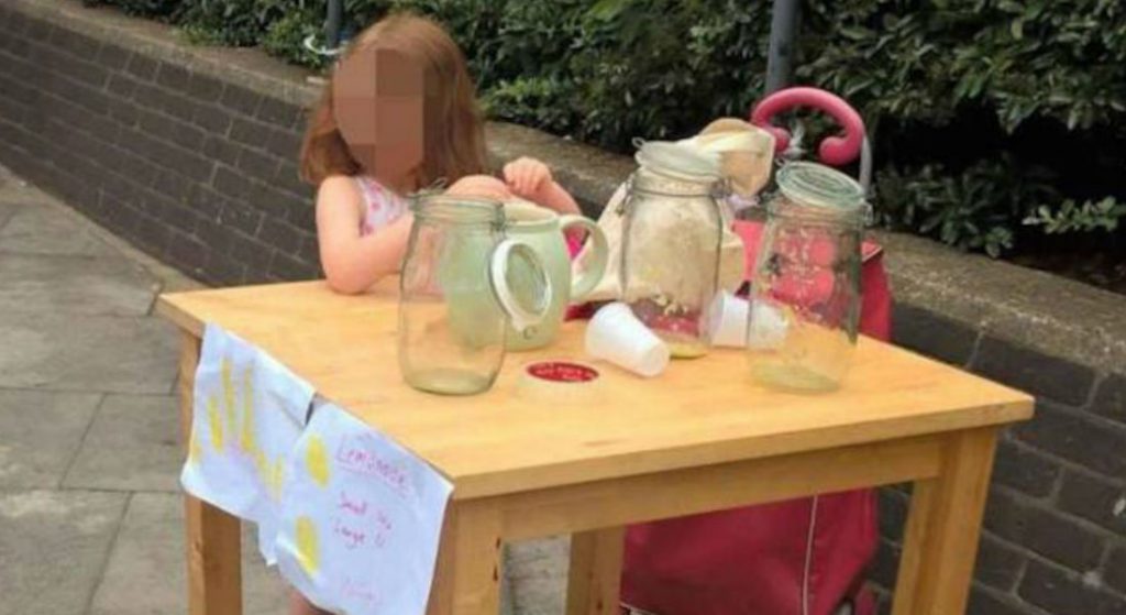 Multan a niña de 5 años de edad por vender limonada