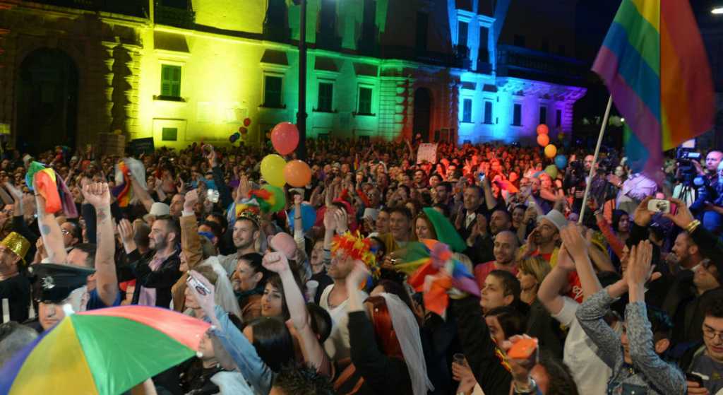 Malta se une a una minoría, aprueba matrimonio gay