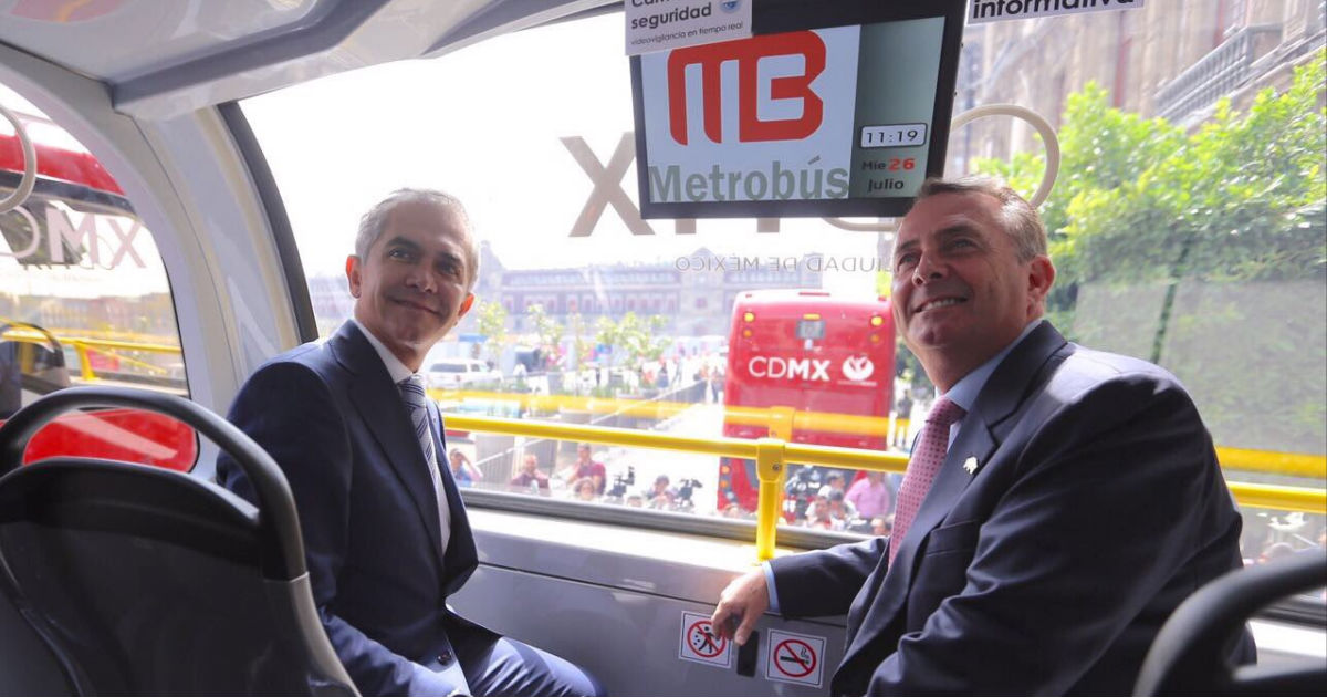 Presentan Metrobús de dos pisos que circulará en Reforma