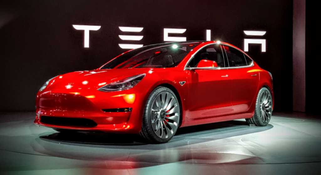 Tesla lanza su Model 3, su auto más accesible