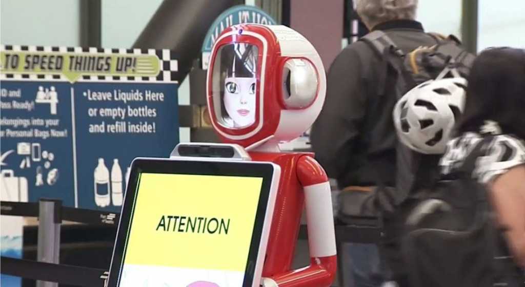Robot guía a los pasajeros en aeropuerto