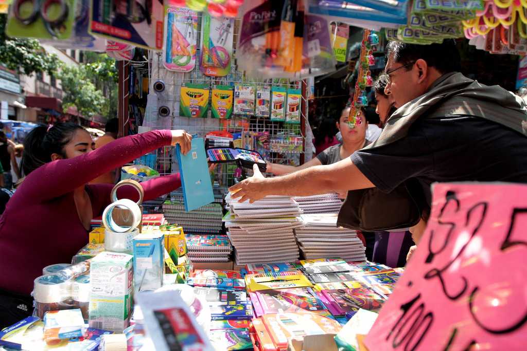 Papás inundan el Zócalo en busca de útiles escolares
