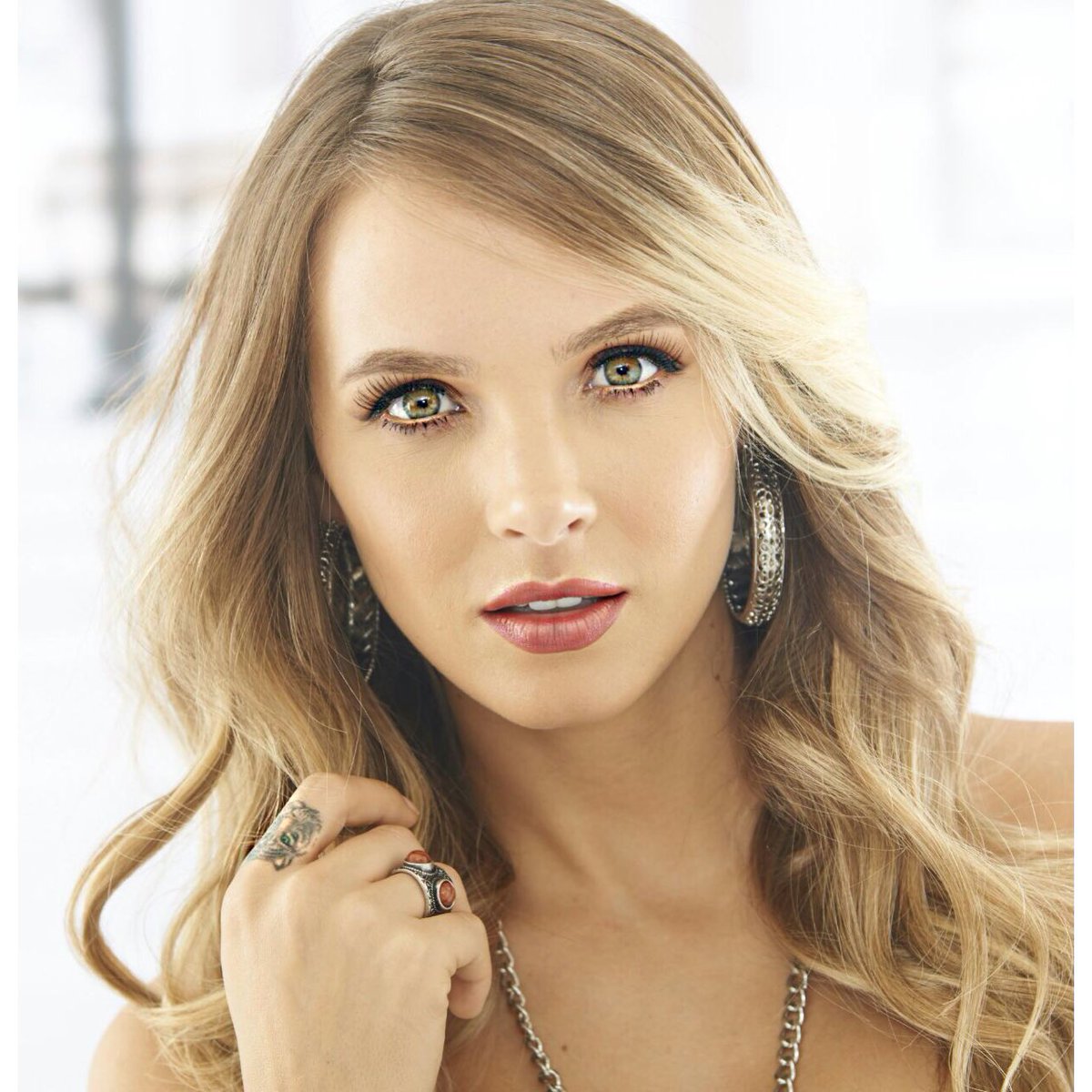 De Colombia para el mundo: Elizabeth Loaiza | Digitall Post : Digitall Post