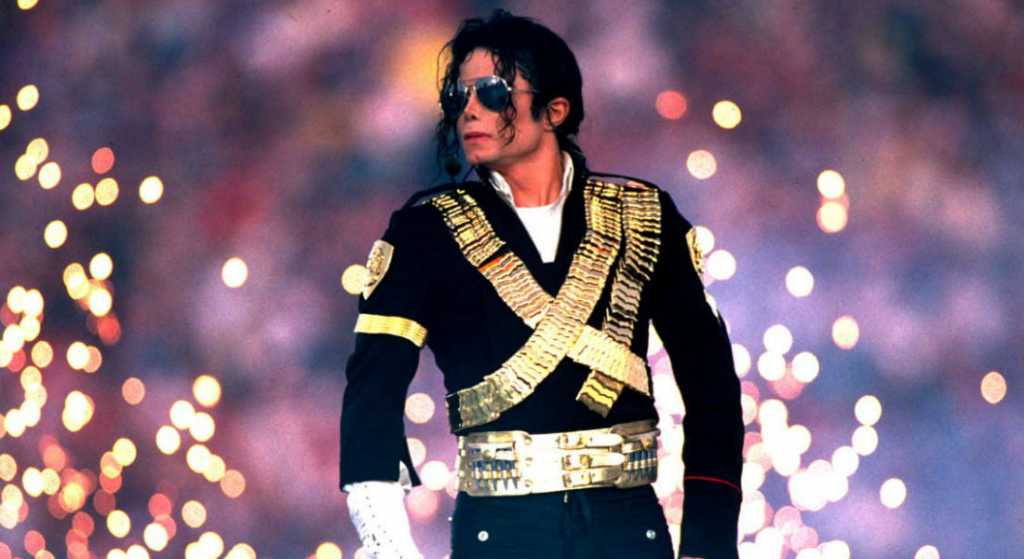 Michael Jackson ahora sostiene un arma de fuego