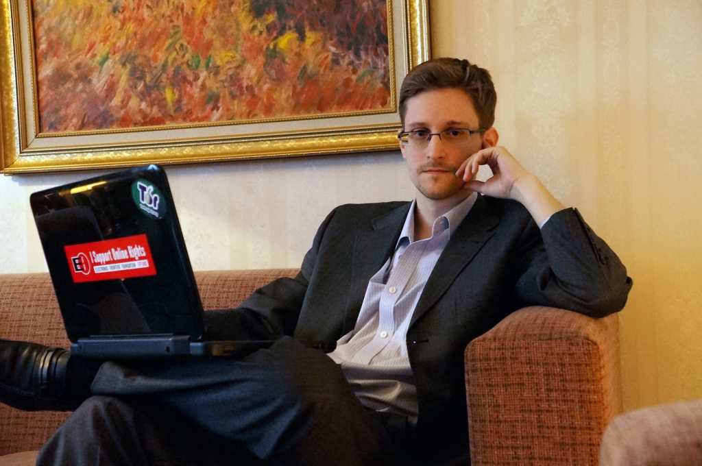 Mientras lees esto, te están espiando: Snowden en México