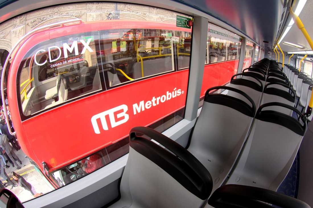 Choca Metrobús de Línea 7 contra auto privado