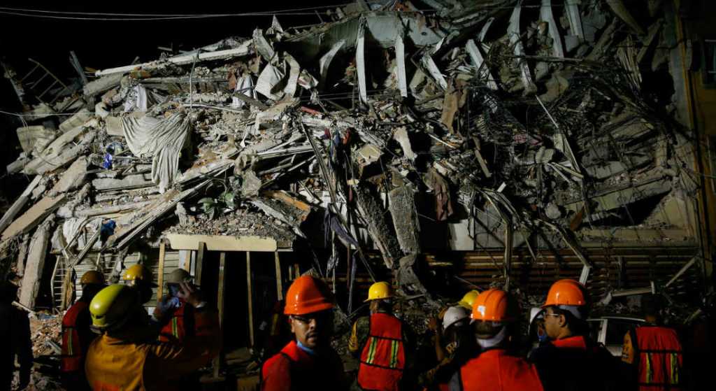Rescatan a una niña que estuvo atrapada 33 horas bajo escombros