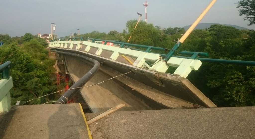 Colapsa puente en Oaxaca tras sismo de este sábado