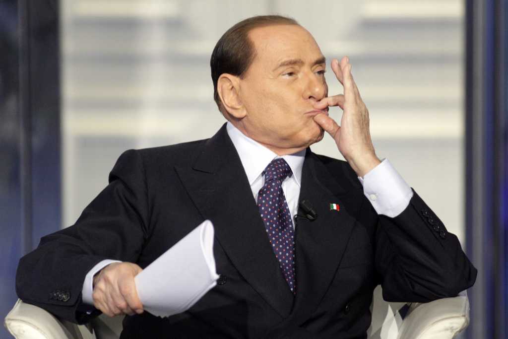 Berlusconi es acusado de ser el autor de los atentados en París