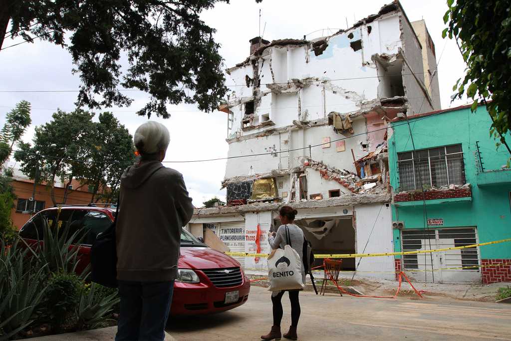 Valientes buscan en escombros pertenencias de afectados por los sismos
