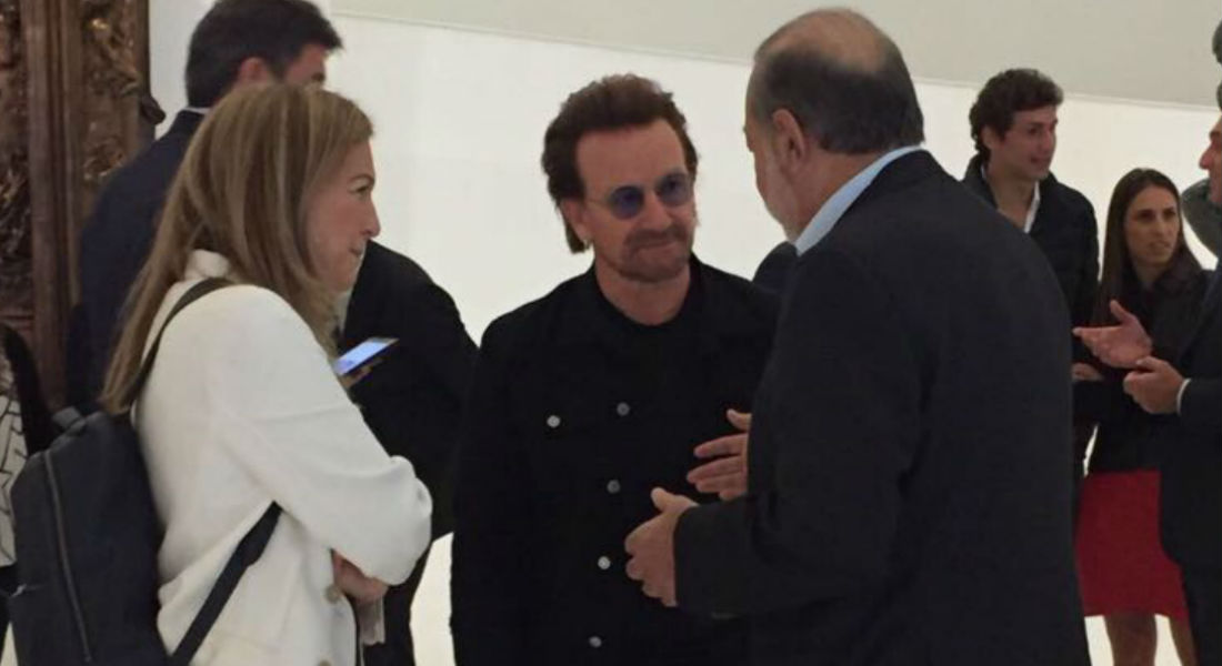 Carlos Slim recibe a Bono en el Museo Soumaya