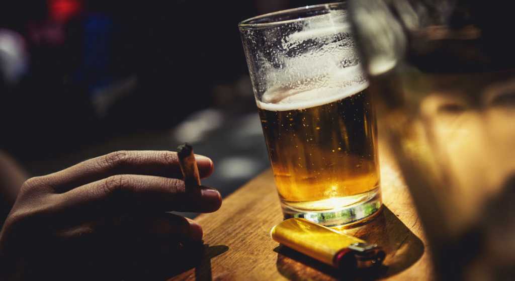Cerveza y cigarros: Gastos que acaban con tu quincena