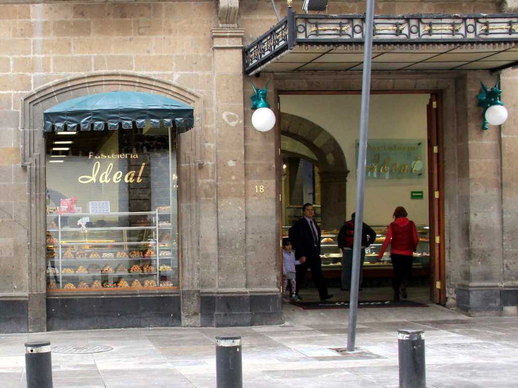 Pastelería Ideal, una tradición de 90 años en la CDMX