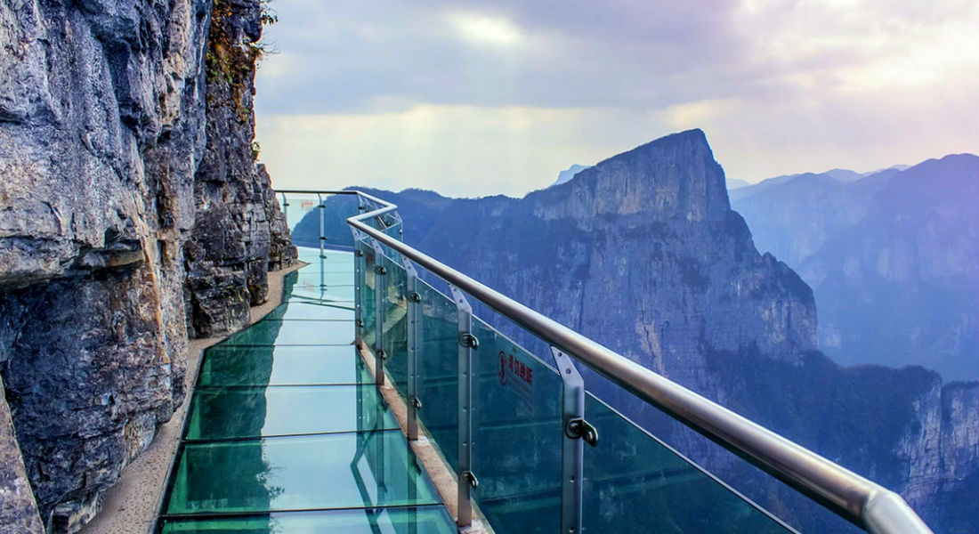 «Se rompe» puente de cristal a mil 200 metros de altura