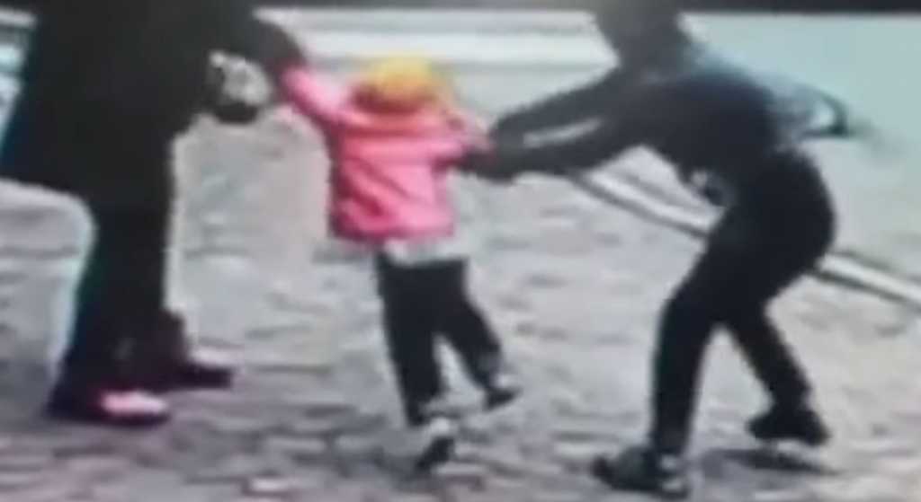 Papá evita secuestro de su hija con patada en la ingle