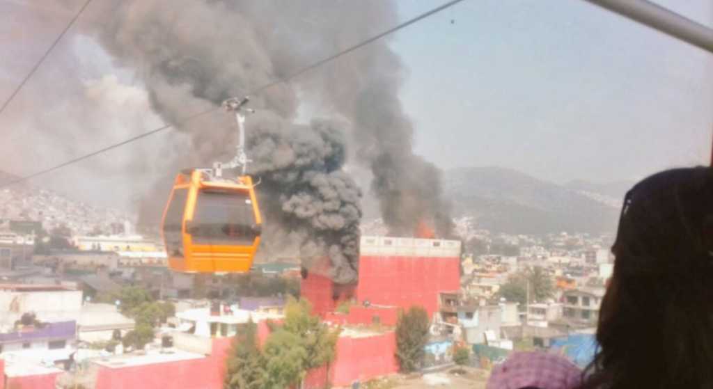 ¡Arde fábrica de colchones en Ecatepec!