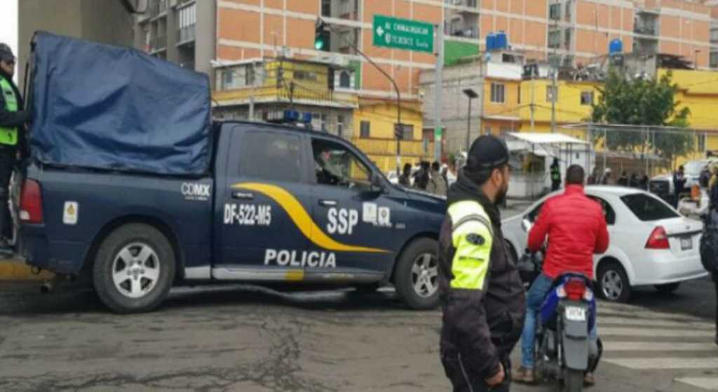 Muere asaltante en balacera contra polis en Iztacalco