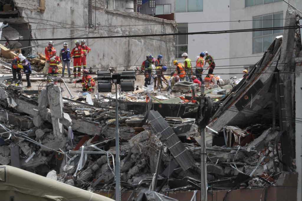 Continúan las labores de rescate de cuerpos en Álvaro Obregón 286