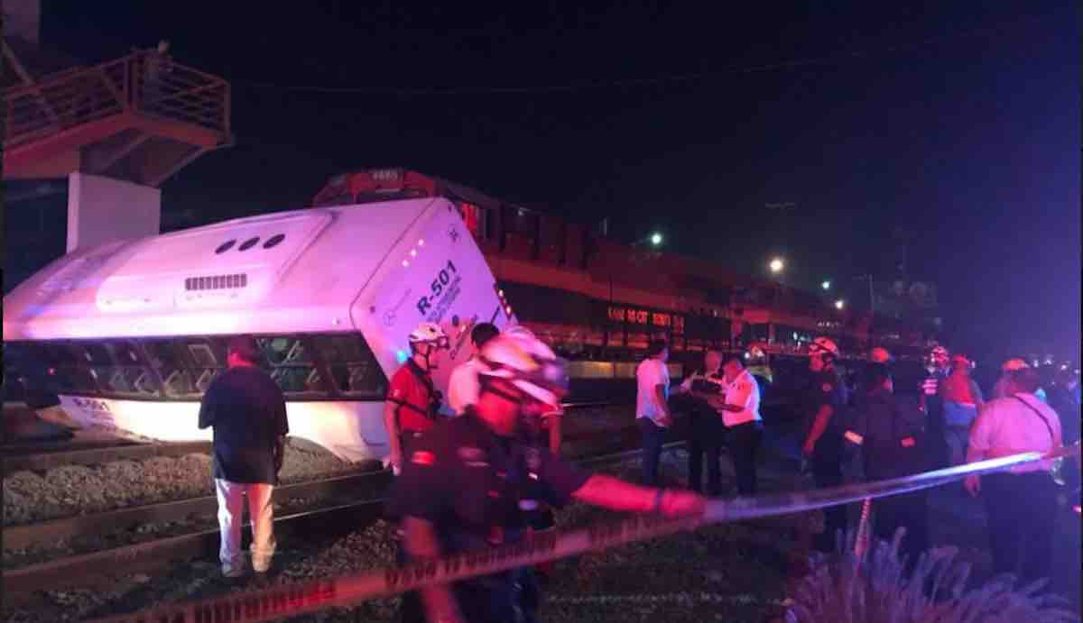 Tren embiste camión de pasajeros en Nuevo León, 9 lesionados