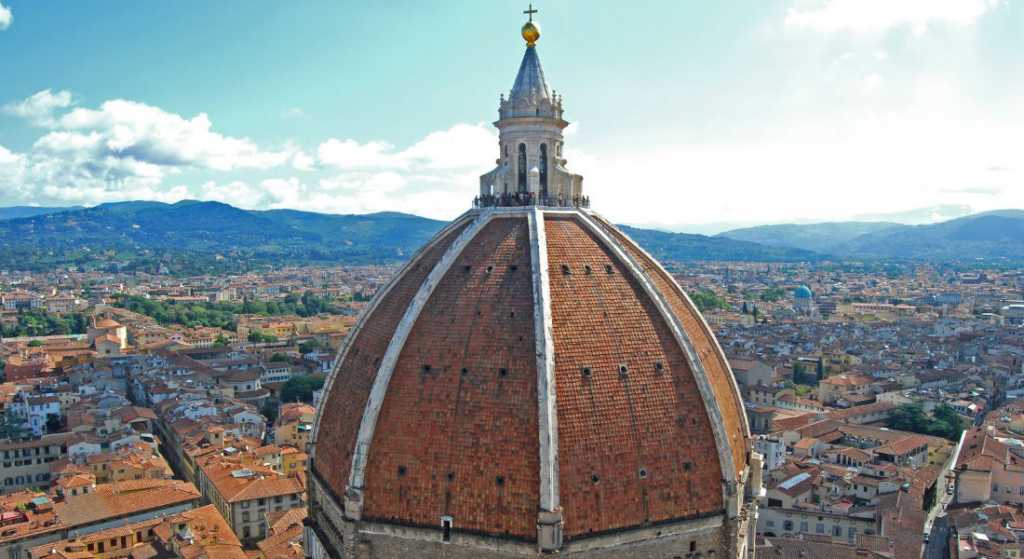 ¡Como alpinistas! Revisan cúpula de iglesia en Florencia