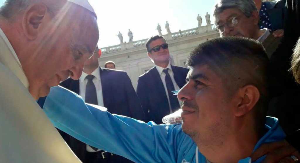 El Papa cumple el sueño de basurero discapacitado