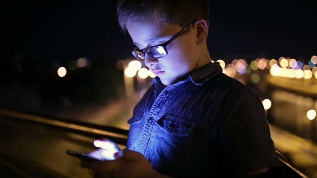 Este niño le enseña a Apple que el iPhone X no sirve para nada