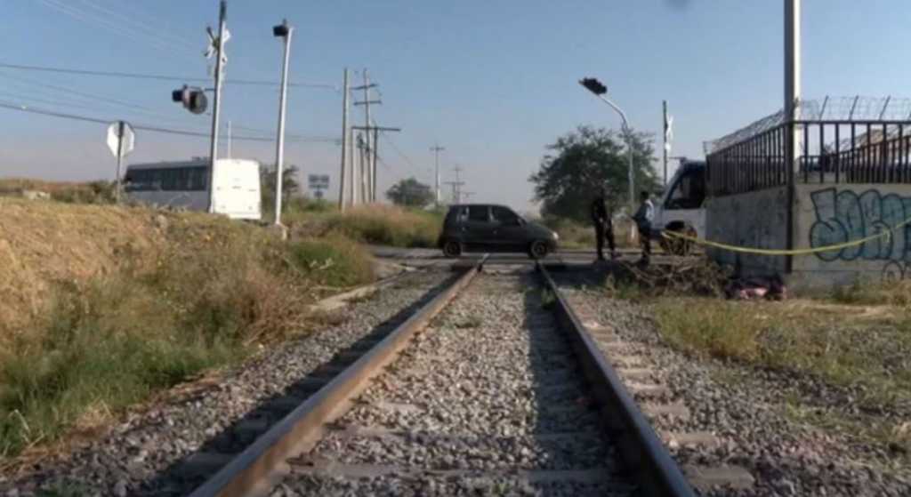 Auto se descompone en vías del tren y es arrollado