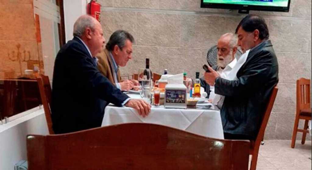 Ciudadano encara al ‘Jefe Diego’ en restaurante