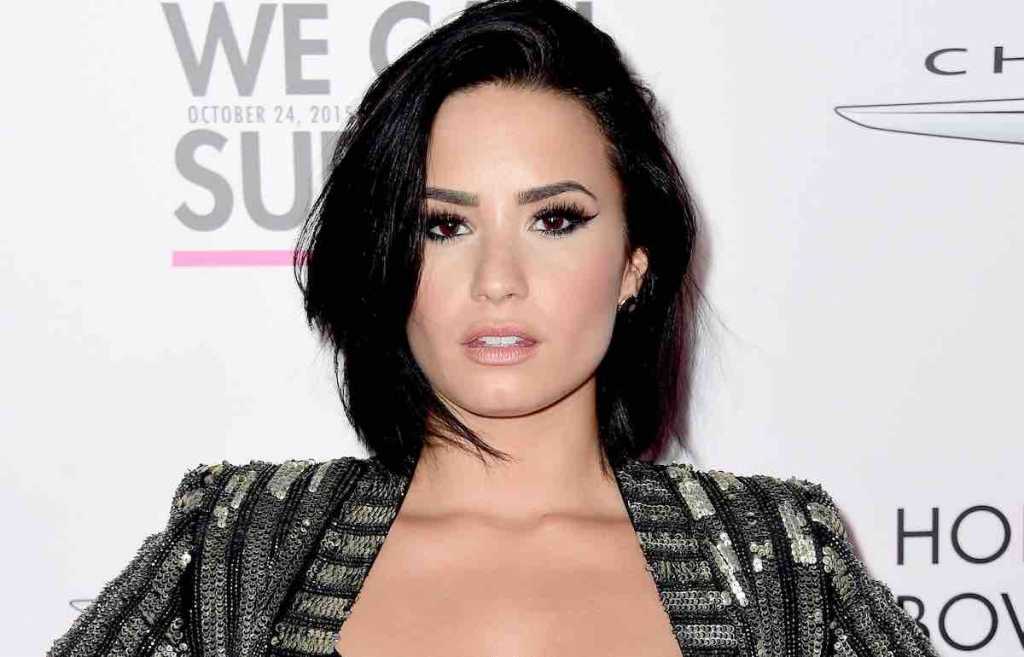 ¡Demi Lovato dejó el sostén en casa e Internet enloqueció!