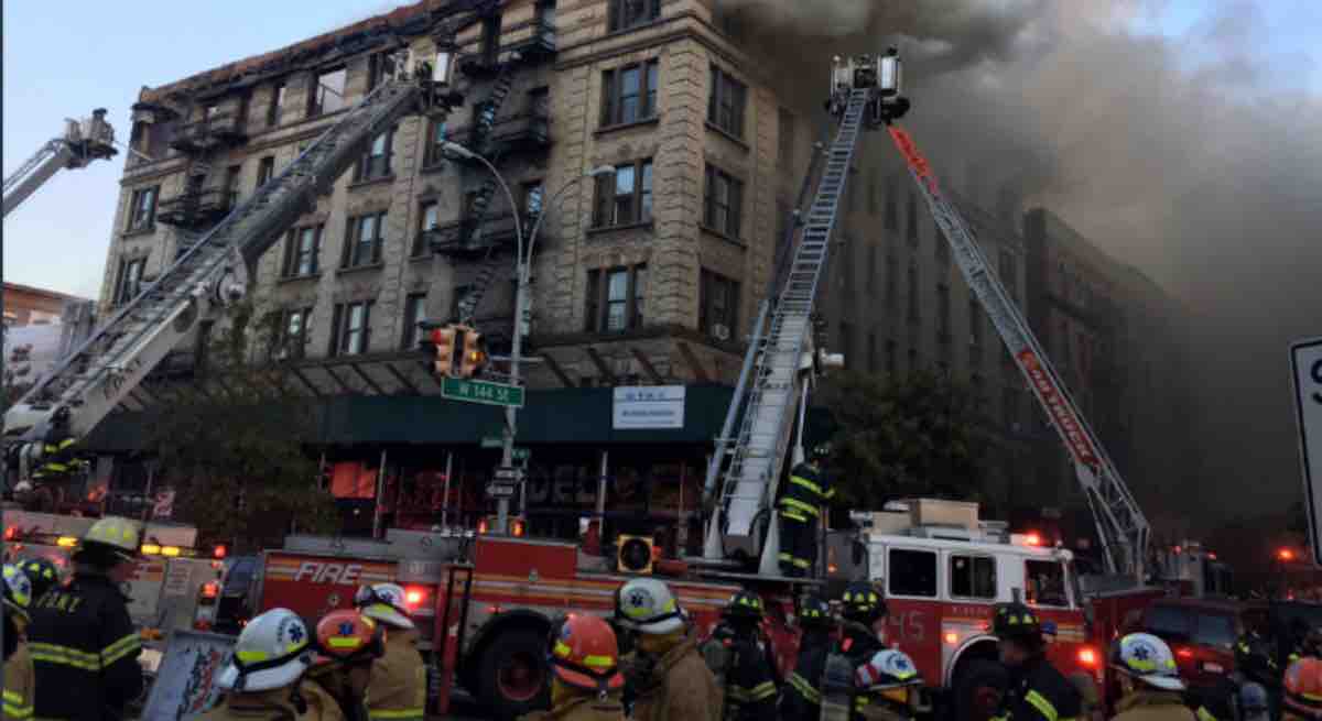 Se incendia edificio al norte de Manhattan