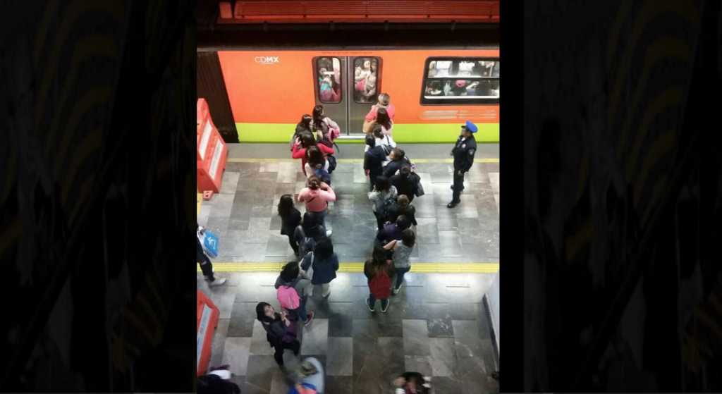 Mujeres ponen ejemplo de civismo en el Metro