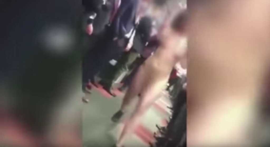 Jefe paga a empleada para desfilar desnuda frente a compañeros