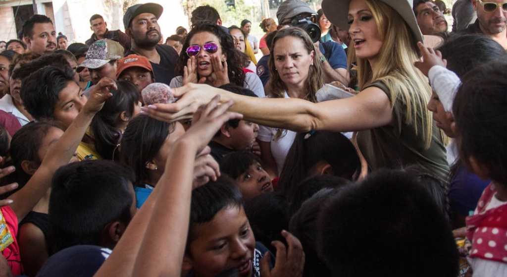 Paris Hilton visita a damnificados por el 19-S en Xochimilco