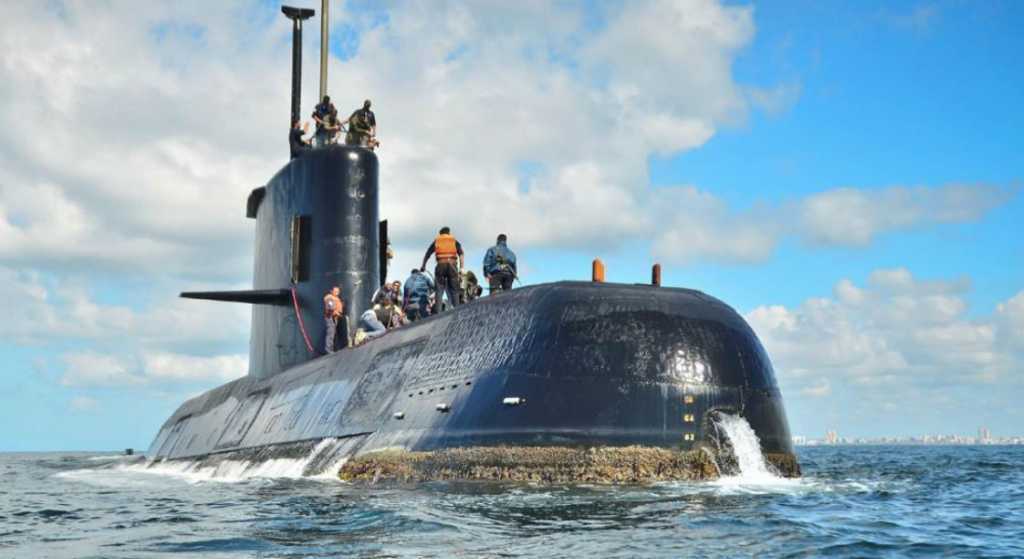 Buscan con desesperación submarino con 44 tripulantes