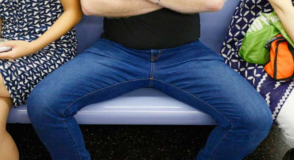 Le pega a mujer porque le pidió cerrar las piernas en el Metro