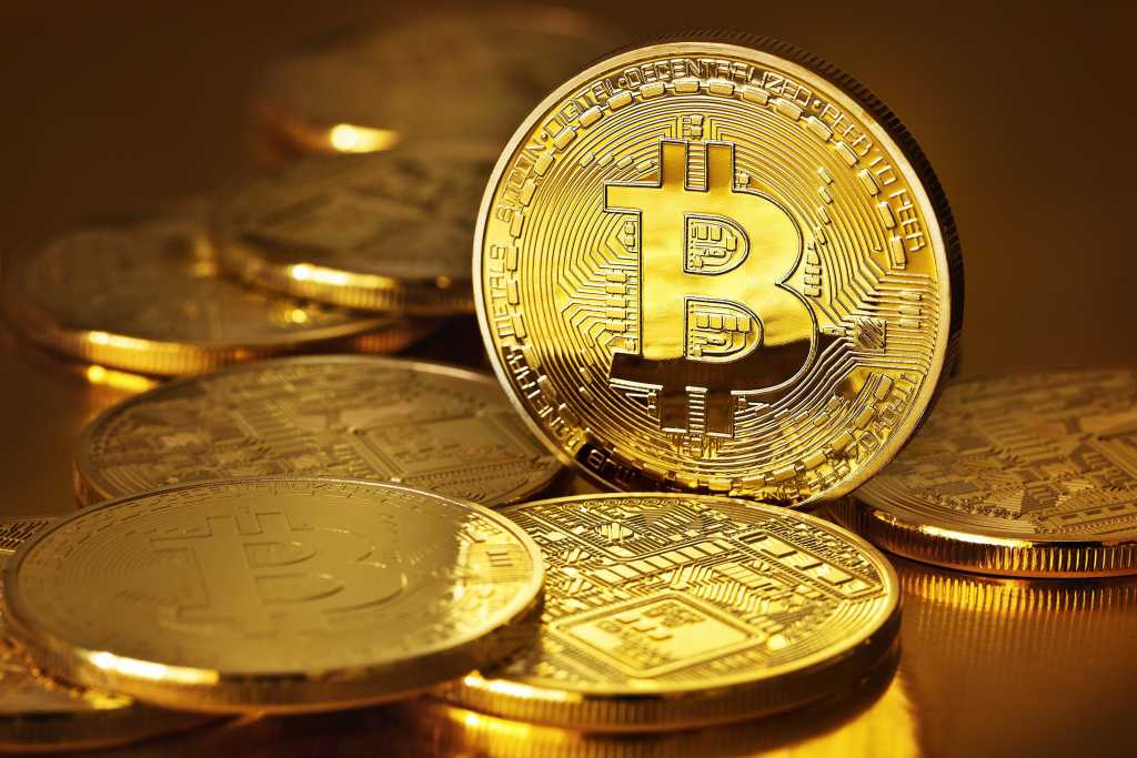 Deben prohibir el uso de bitcoins, dice el Premio Nobel de Economía
