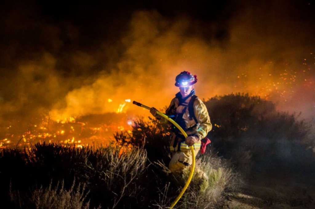 Los fuertes vientos intensifican el incendio en California