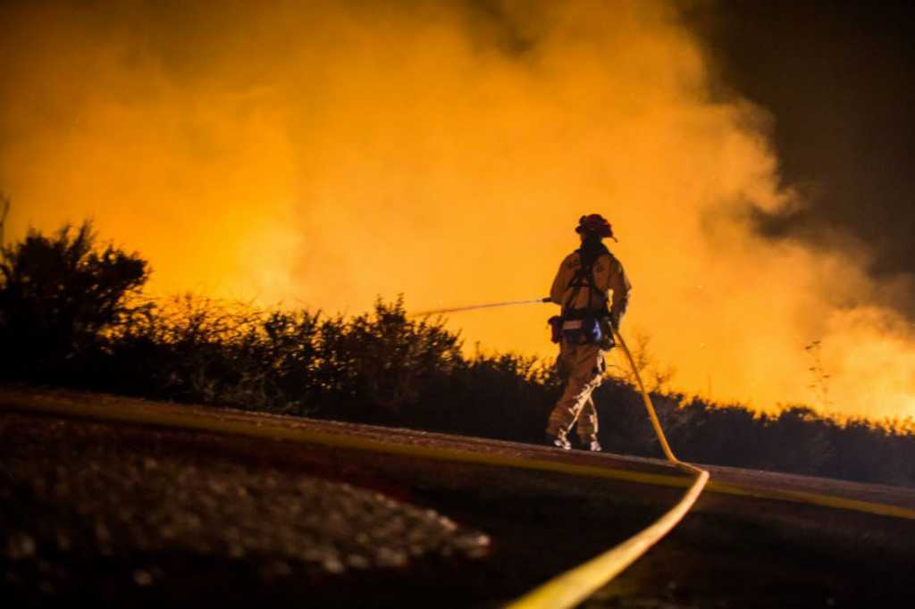 Los fuertes vientos complican el incendio forestal en California