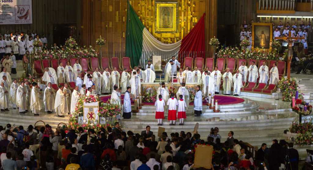 Rezan por víctimas de sismos en la Basílica de Guadalupe