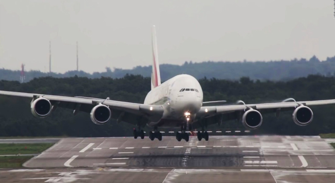 ¡De infarto! Avión derrapa y gira 180 grados al aterrizar