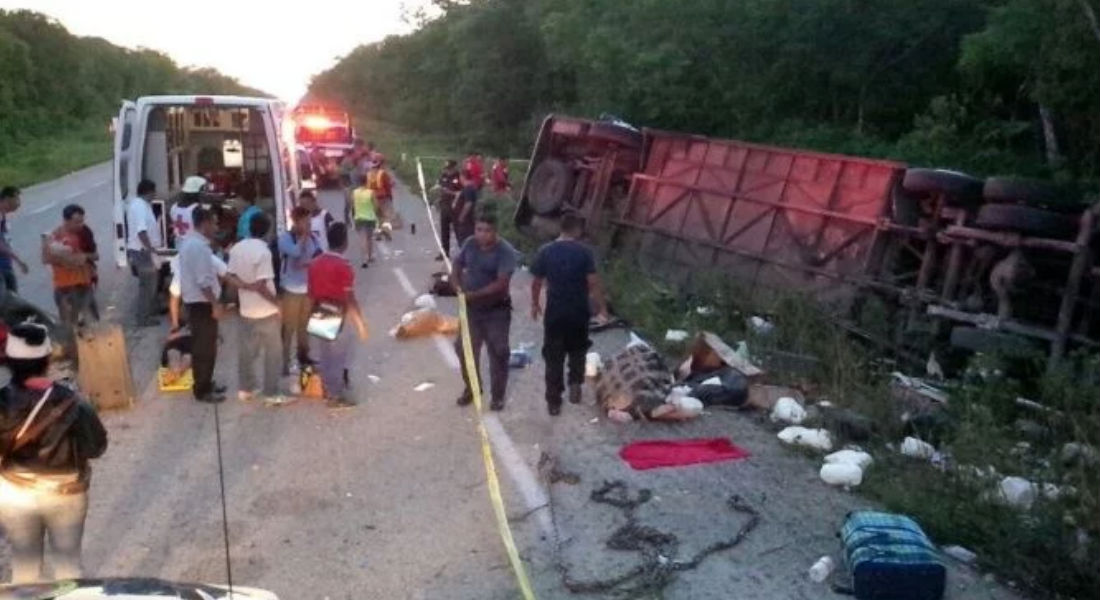 Mueren 12 turistas al volcar camión en Quintana Roo