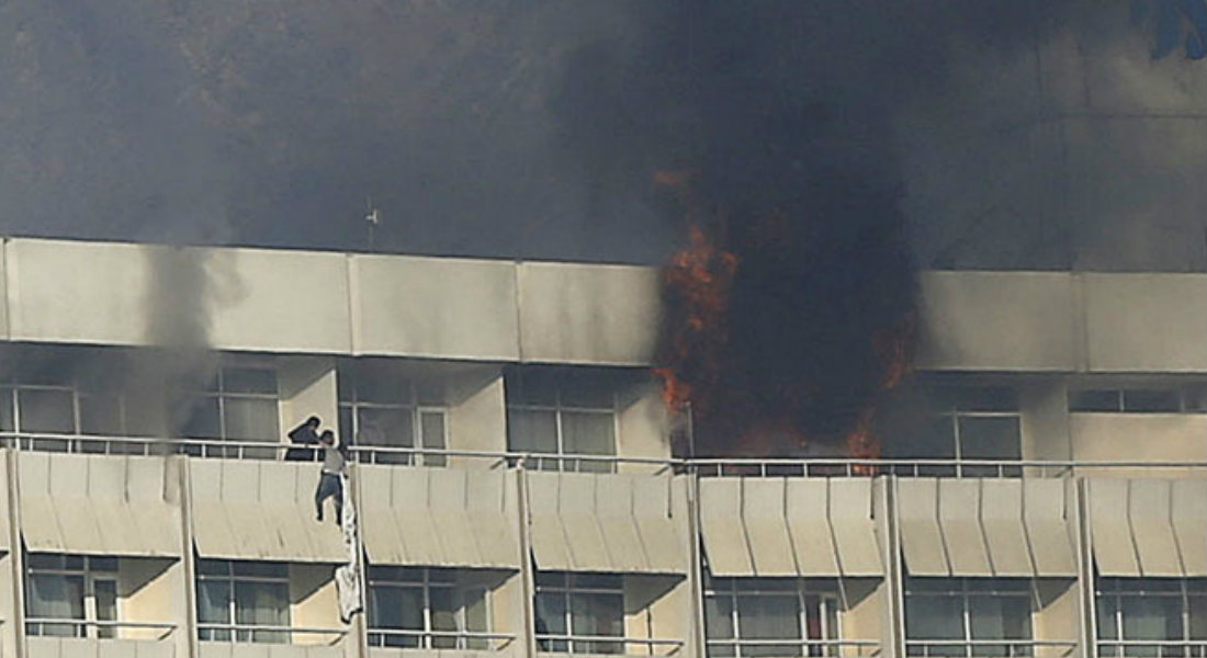 Comando armado mata a 18 personas en ataque a hotel de lujo