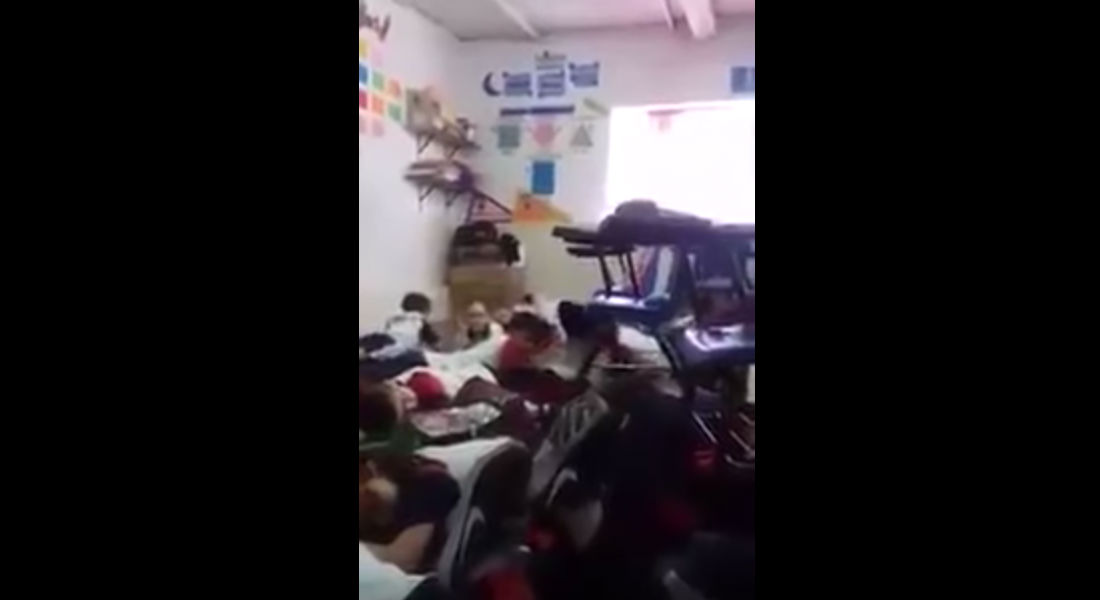 Maestra calma con canciones a sus alumnos durante balacera