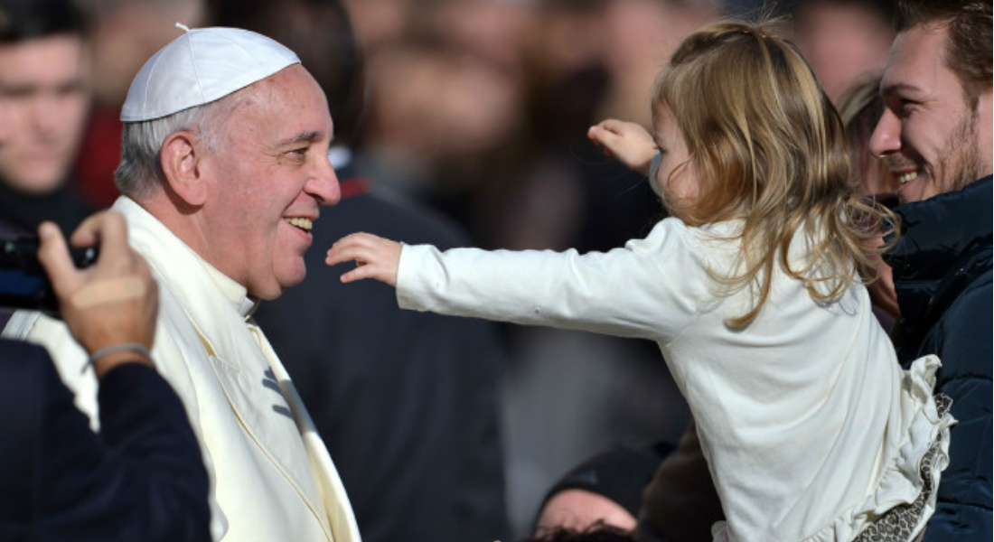 El Papa defiende a obispo que encubrió abuso sexual a menores