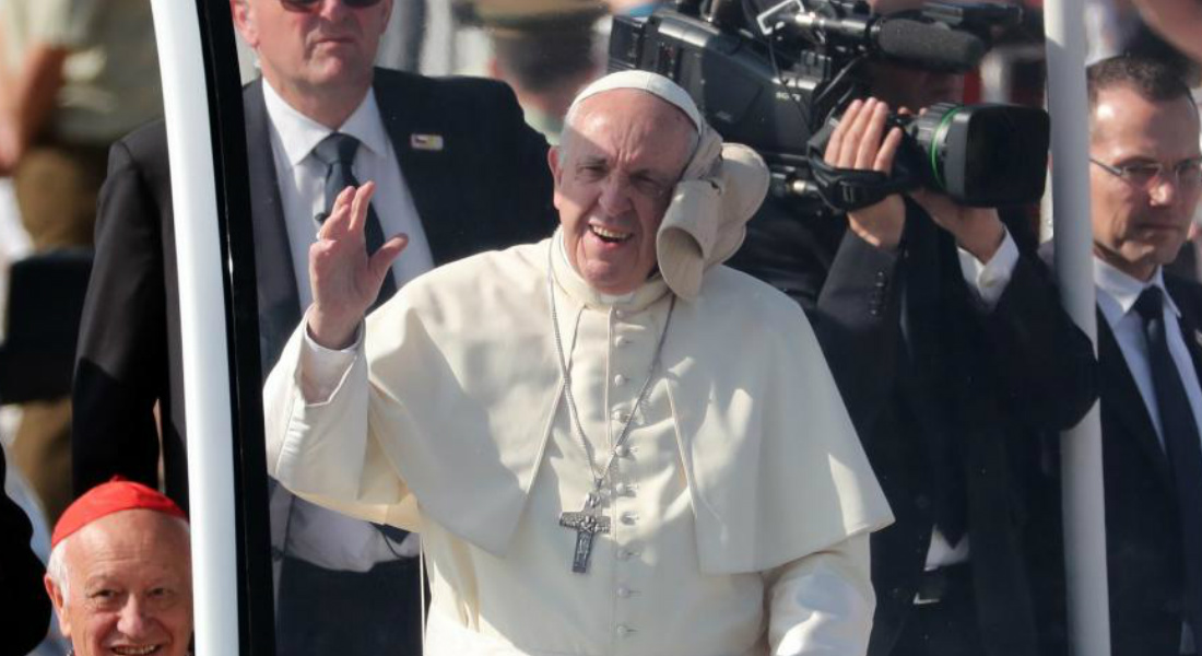 Arrojan objeto a la cara del Papa en recorrido por Chile