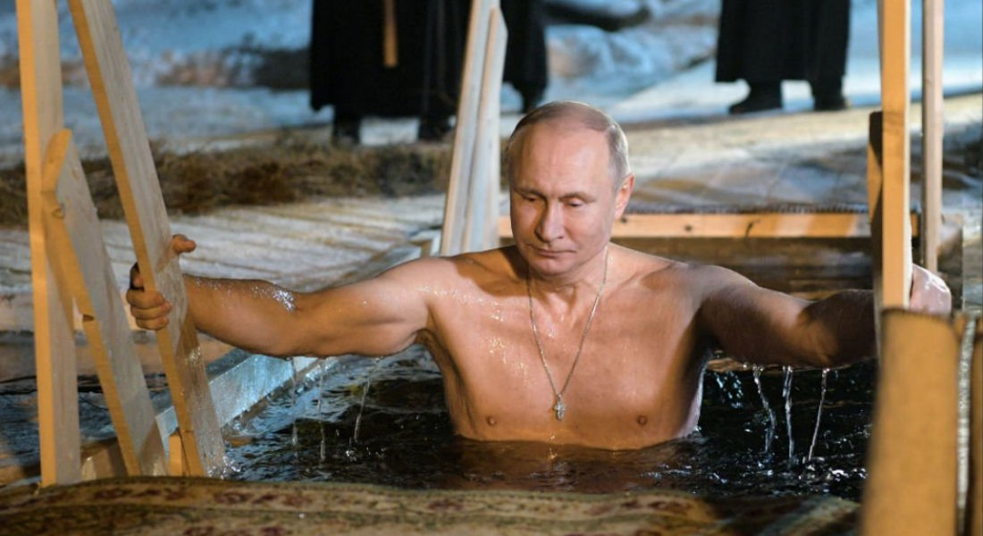 Putin «se da un shower» en aguas heladas para celebrar