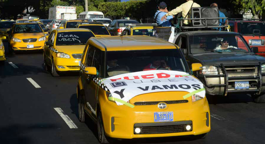 Taxistas protestan contra Uber en El Salvador